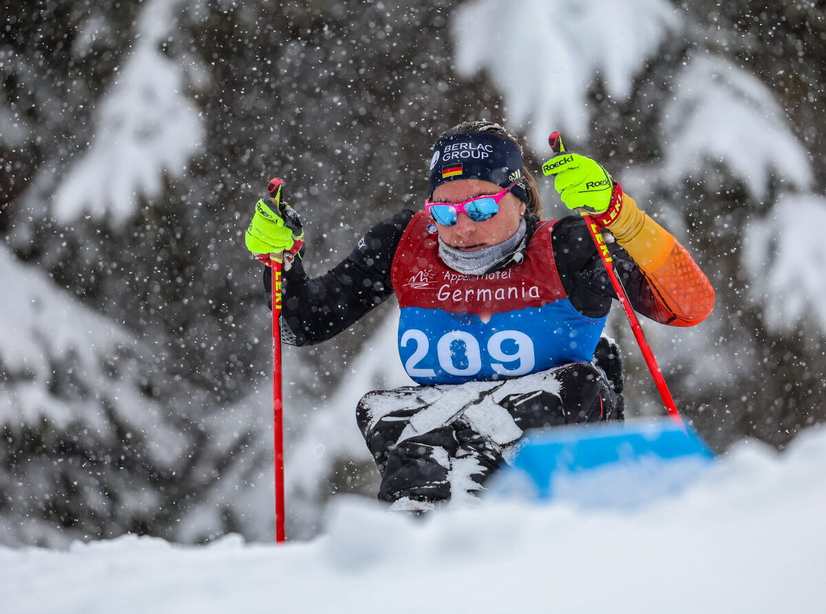 Anja Wicker im Schneegestöber von Toblach. Foto: Marcus Hartmann / Gate3 Photo Agency