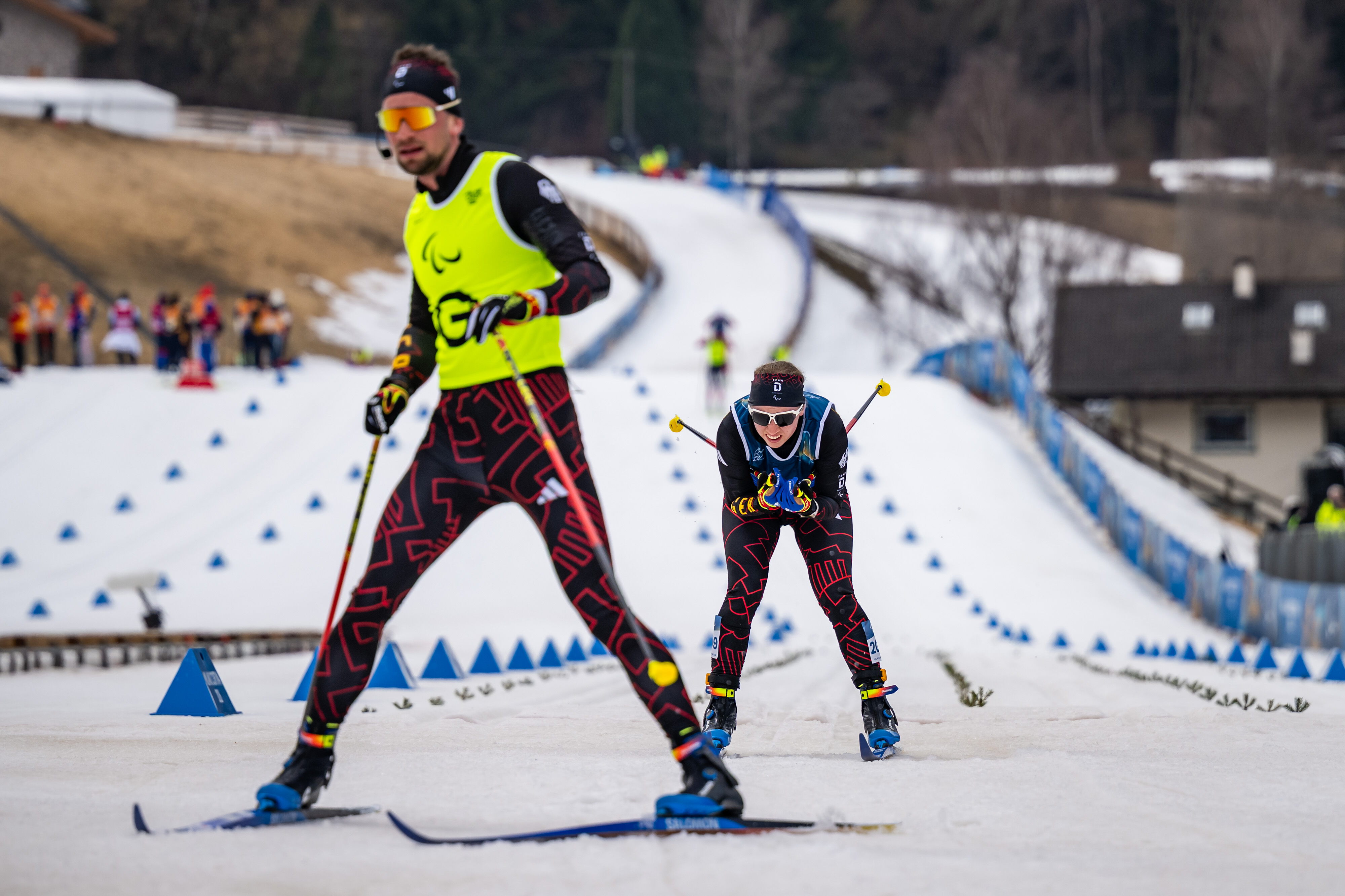 Leonie Walter und Christian Krasman nach dem Zieleinlauf über die 10 Kilometer bei den Paralympics 2026, Foto: Tom Weller / DBS