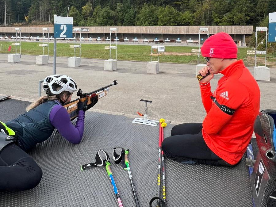 Martin Fleig begleitet eine isländische Sitzskifahrerin beim Camp.