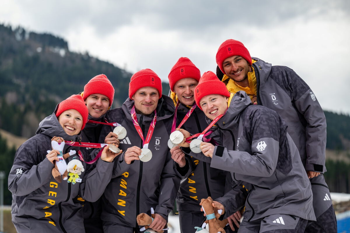 Die Silber-Staffel mit ihren Medaillen, Foto: Daniel Kopatsch/VOIGT/DBS