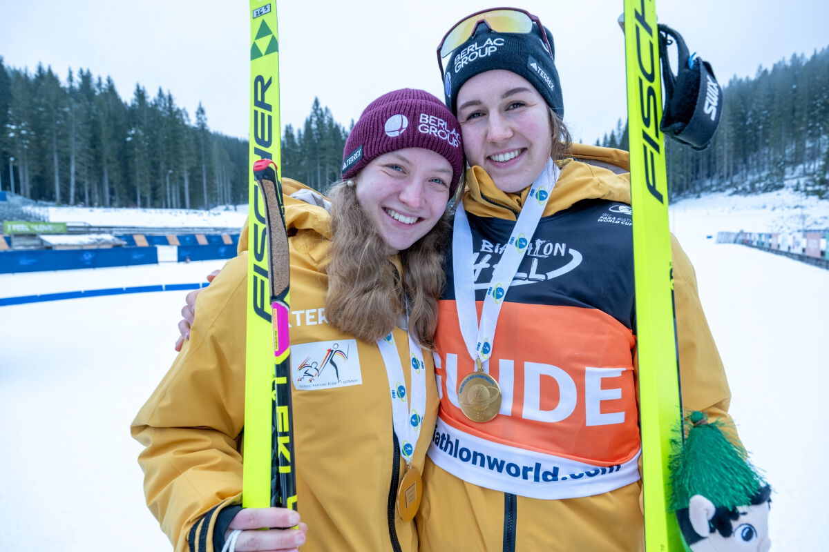 Johanna Recktenwald und Emily Weiß mit ihrer Goldmedaille, Foto: Ralf Kuckuck / DBS