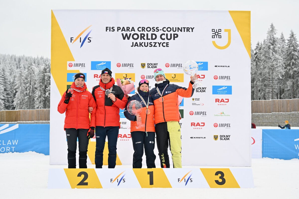 Linn Kazmaier und Florian Baumann bei der Siegerehrung für den Gesamtweltcup, Foto: FIS / Action Press / Kacper Kirklewski