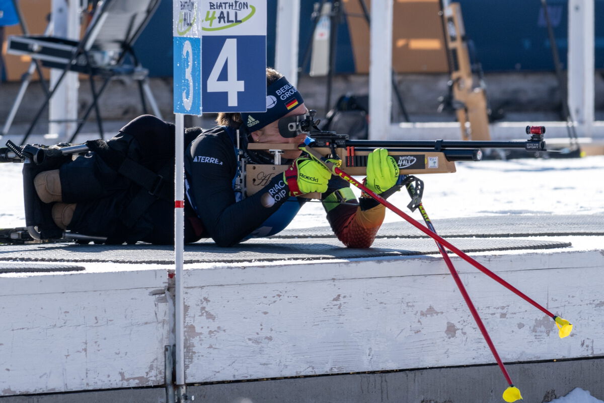 Anja Wicker bei der Para Biathlon-WM 2025 mit Roeckl-Handschuhen am Schießstand, Foto: Ralf Kuckuck