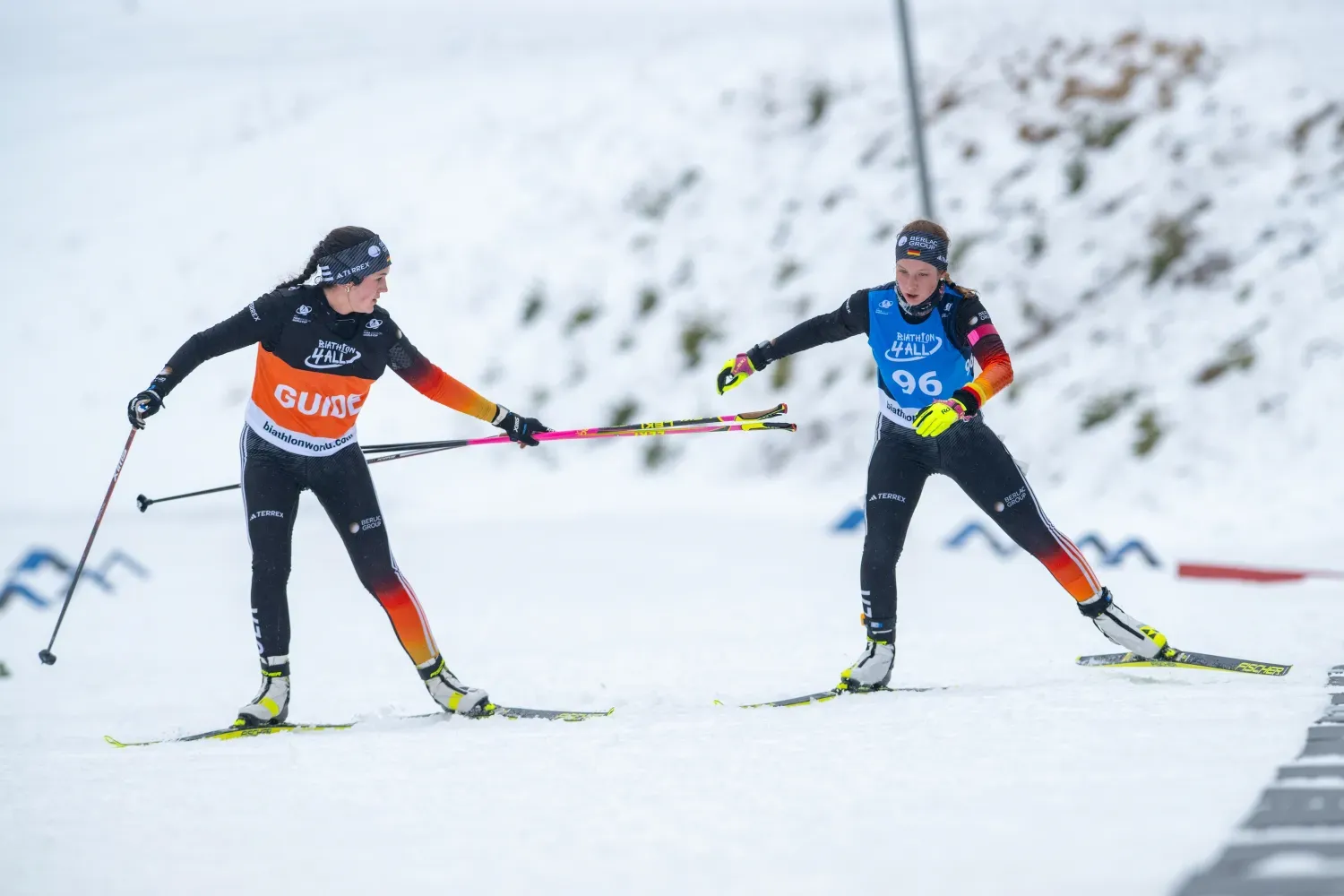 Emily Weiss und Johanna Recktenwald am Schießstand bei der WM 2025, Foto: Ralf Kuckuck / DBS