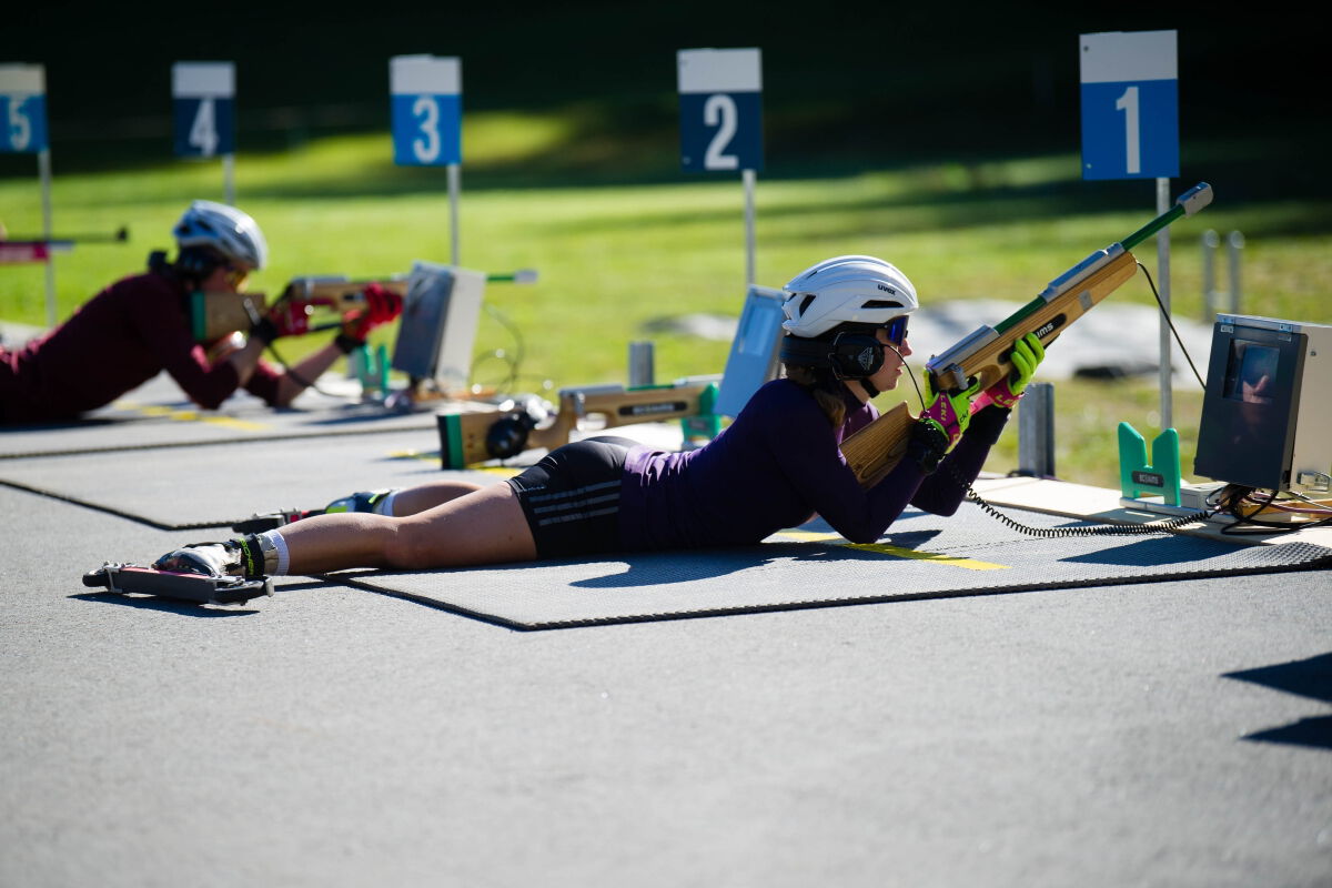 Sommertraining mit Skirollern am Schießstand im Nordischen Zentrum Goms, Foto: Magdalena Hüfner