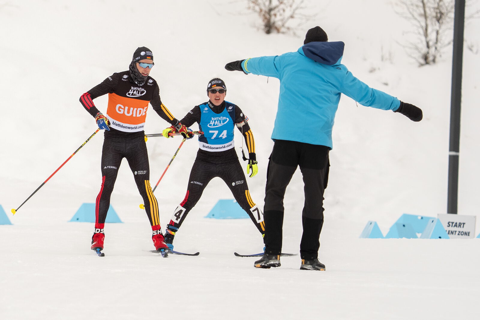 Leonie Walter bei der Einfahrt in den Schießbereich, Foto: Chad Goddard