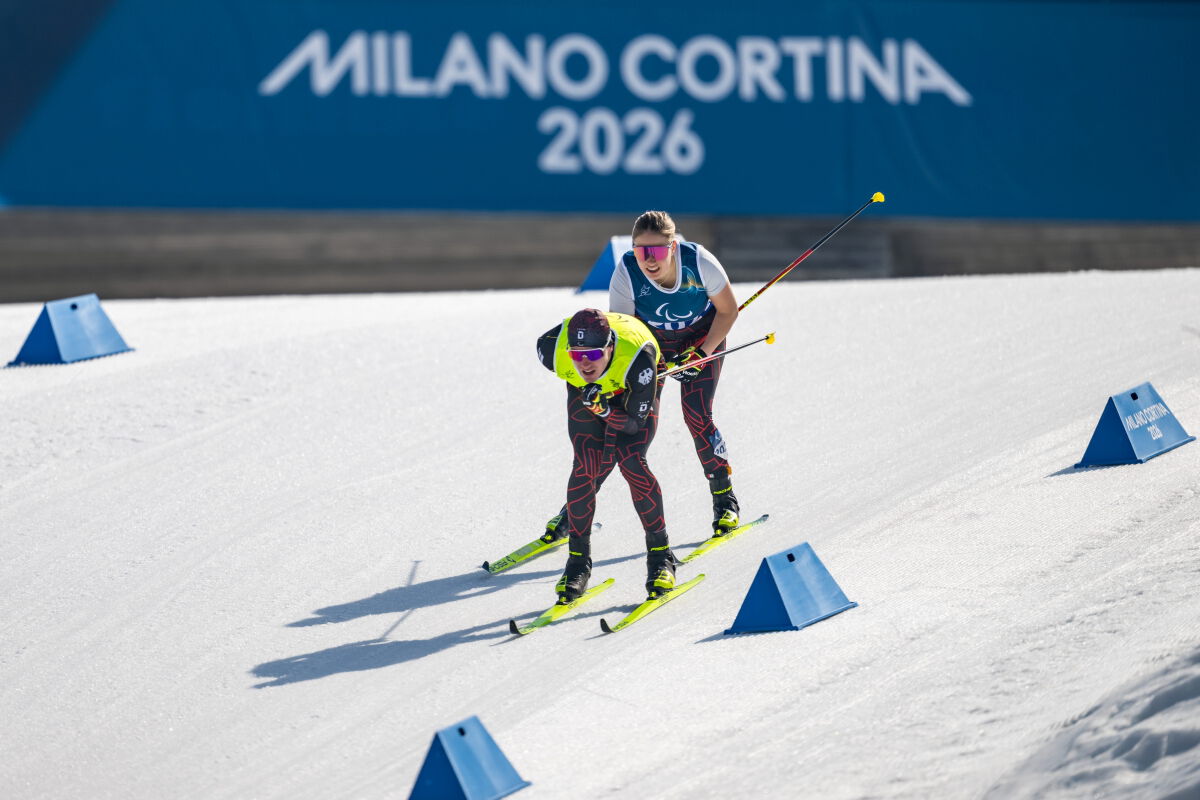 Linn Kazmaier und Florian Baumann während des Sprints bei den Paralympics 2026, Foto: Daniel Kopatsch / VOIGT / DBS