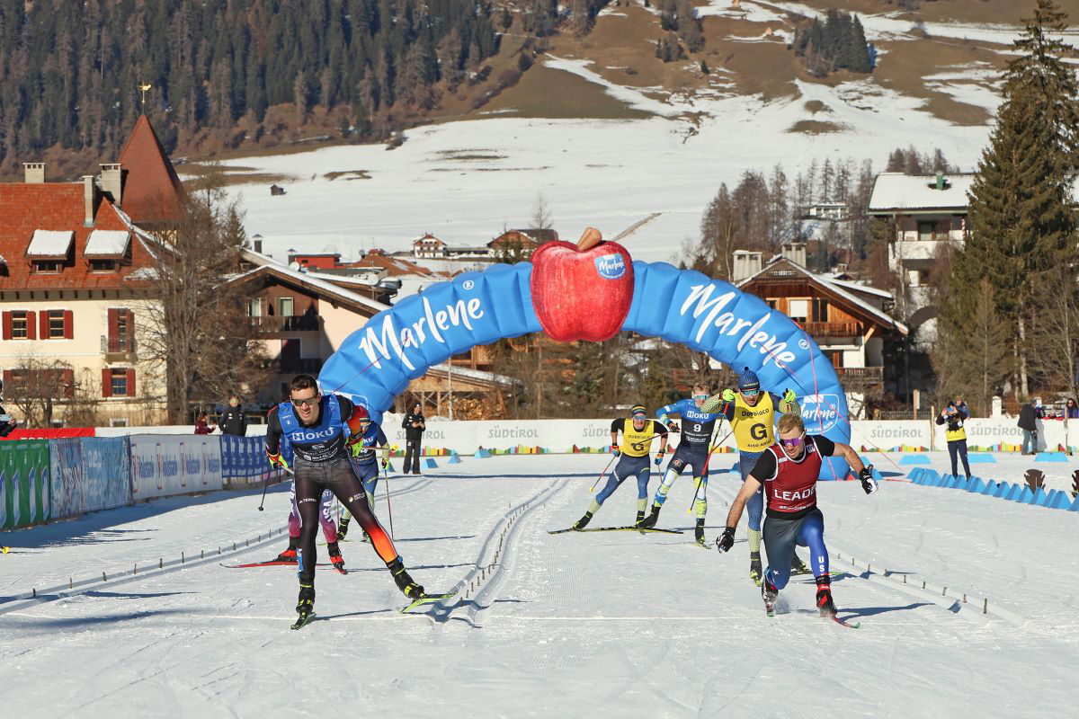 Nico Messinger beim Zieleinlauf beim Sprint in Toblach im Januar 2024. Foto: newspower.it