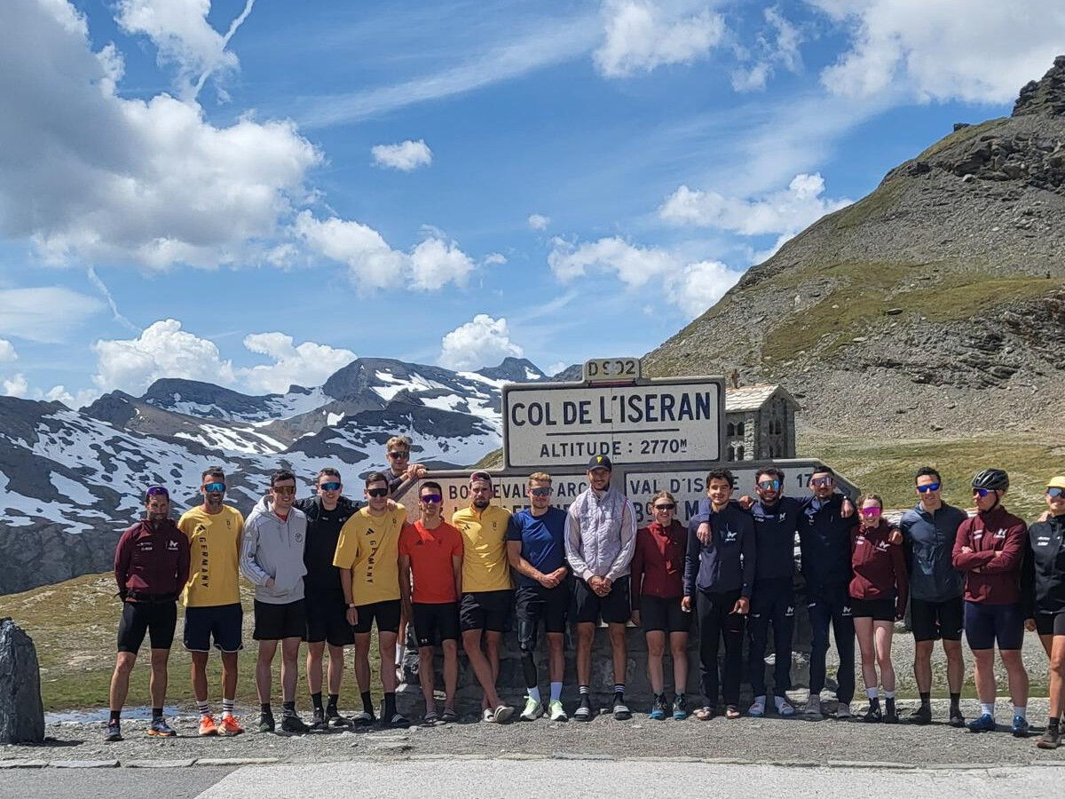 Gruppenbild mit der französischen Nationalmannschaft am Col de l'Iseran, Foto: Anais Bescond