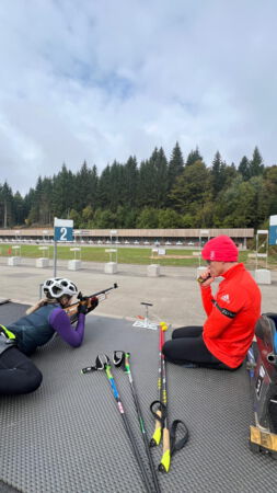 Martin Fleig begleitet eine isländische Sitzskifahrerin beim Camp.