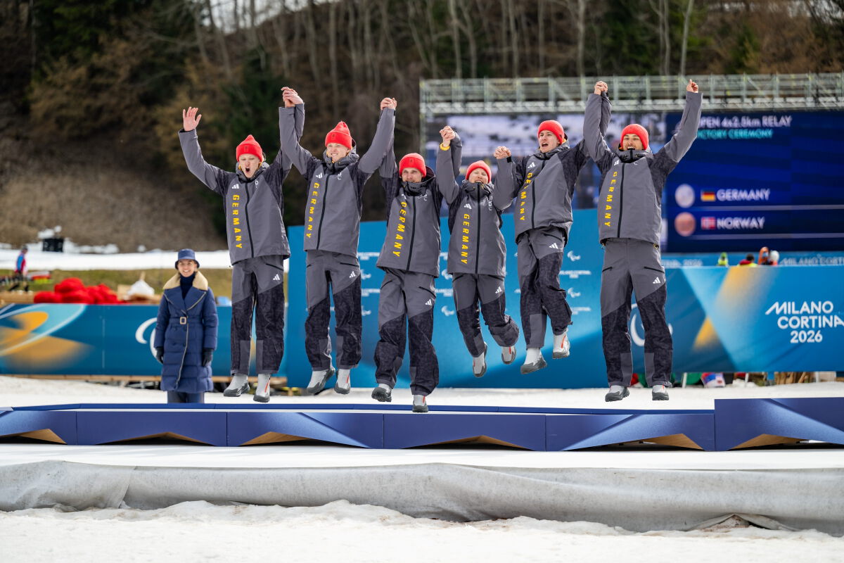 Die Silber-Staffel der Paralympics hüpft aufs Podium. Foto: Daniel Kopatsch/VOIGT/DBS