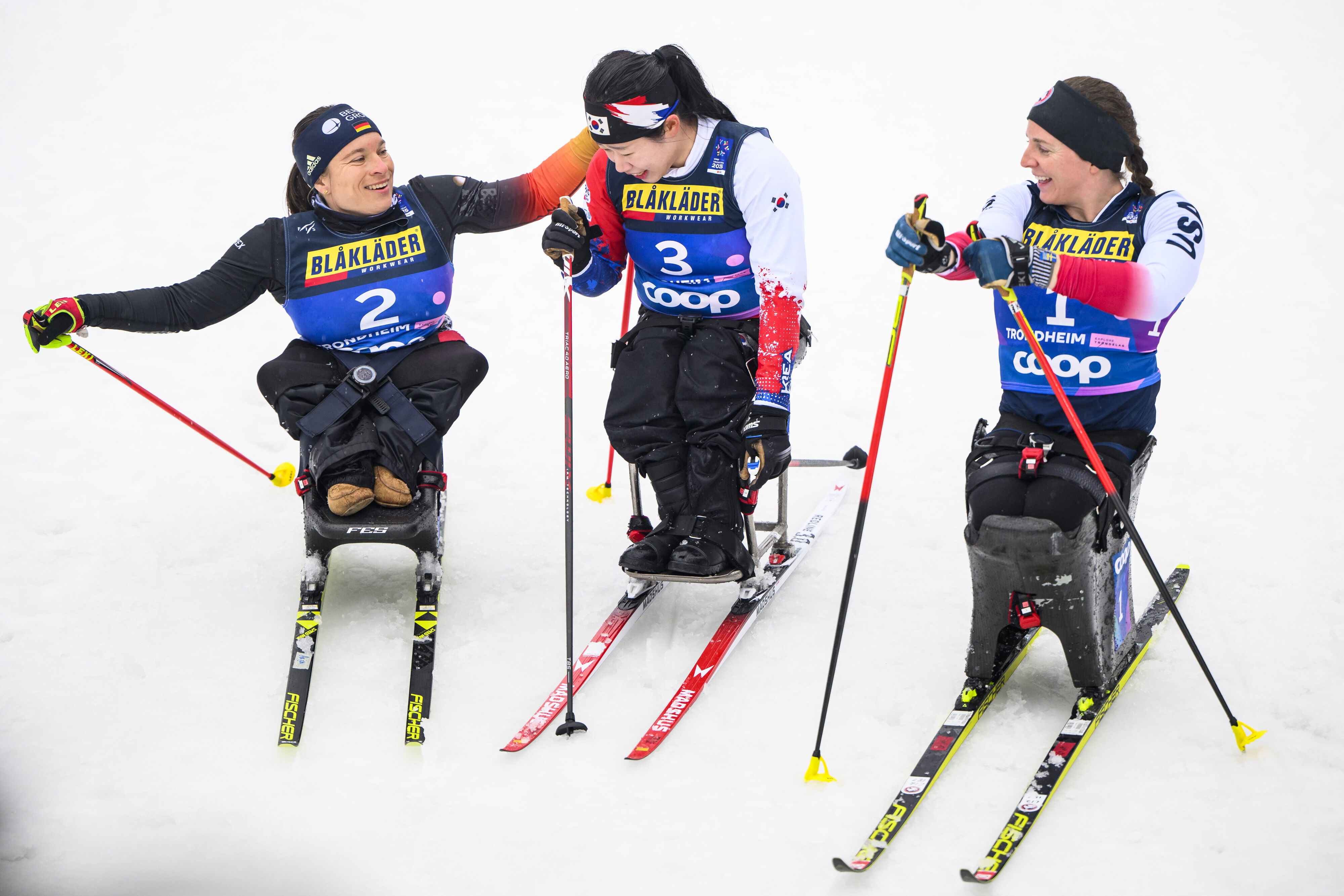 Anja Wicker links neben der Goldmedaillen-Gewinnerin bei den Frauen sitzend, Yunji Kim aus Korea (Mitte) und Kendall Gretsch aus den USA (Silber, rechts), Foto: Christian Bruna/VOIGT