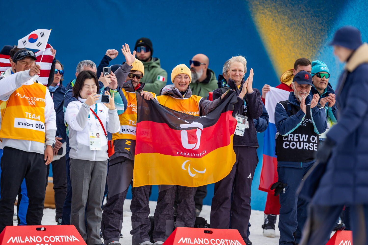 Foto nach der Siegerehrung der 20 km klassisch im Langlauf bei den Paralympics mit südkoreanischen und deutschen Jubelnden. Foto: Daniel Kopatsch/VOIGT/DBS