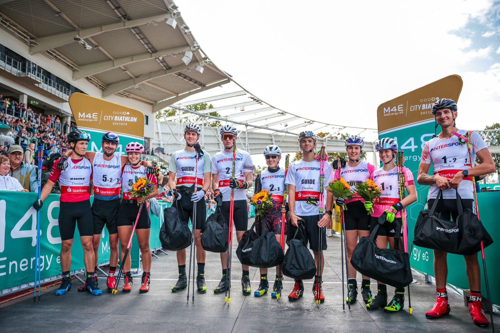 Die beiden drei Teams beim City Biathlon im Stadion, Foto: IBU / Yevenko