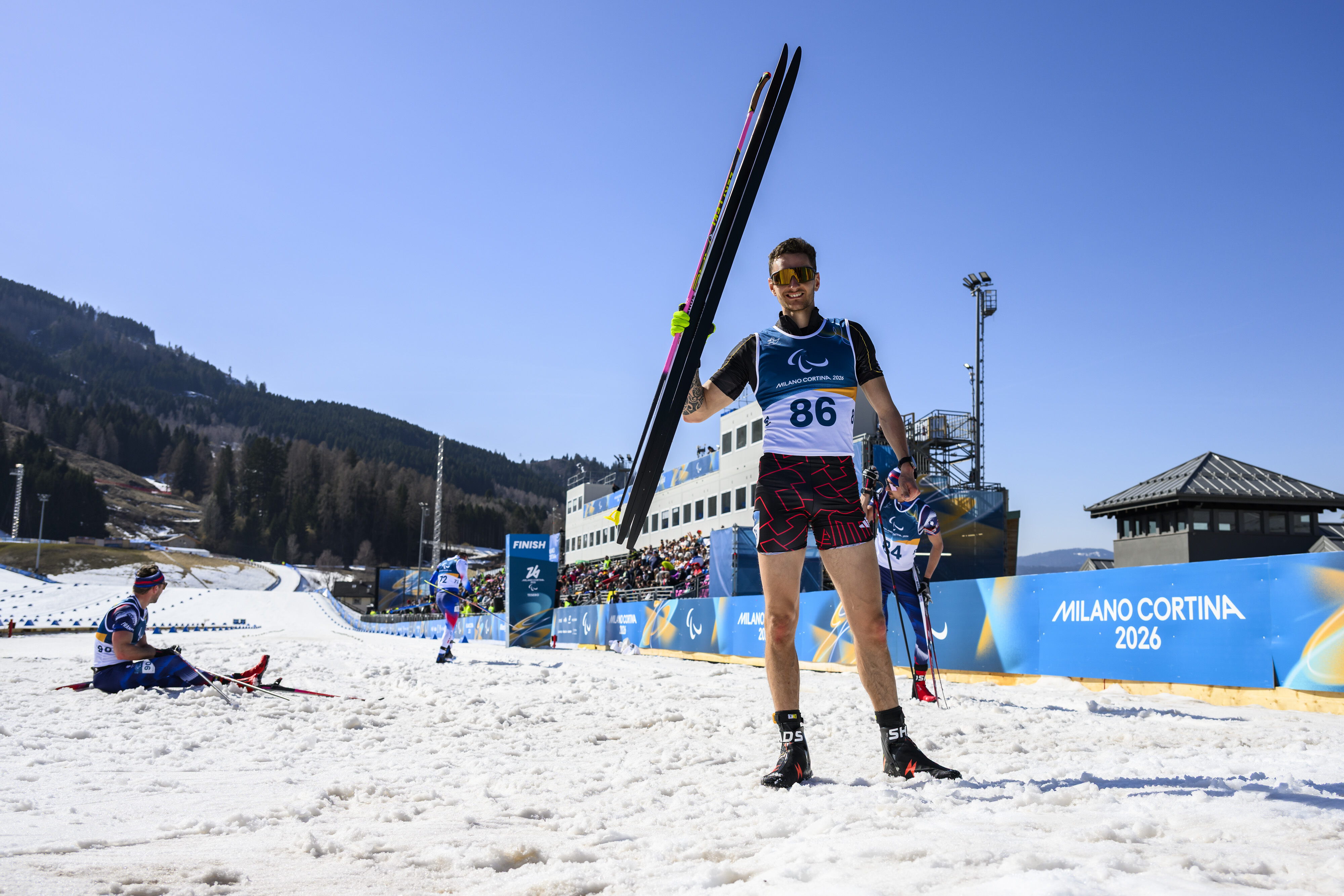 Marco Maier im Ziel nach Bronze beim Biathlon-Sprint zum Auftakt der Paralympics 2026, Foto: Daniel Kopatsch / VOIGT / DBS