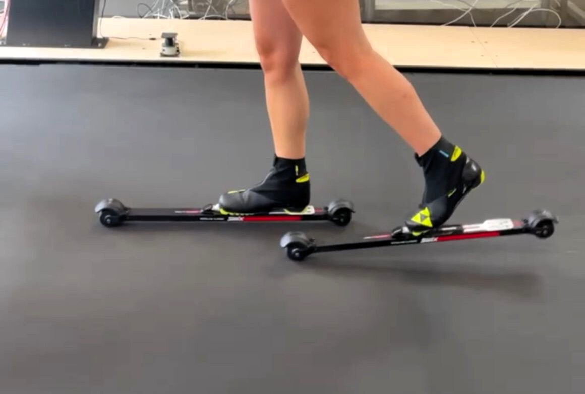 Kathrin Marchands Füße mit Skirollern beim Laufbandtest während der Zentralen Leistungskontrolle