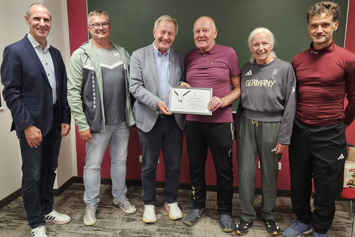 Das Foto zeigt Frank Ullrich, Volker Stietzel, Friedhelm Justus Beucher, Werner Nauber, Dr.Vera Jaron und Ralf Rombach bei der Ehrung