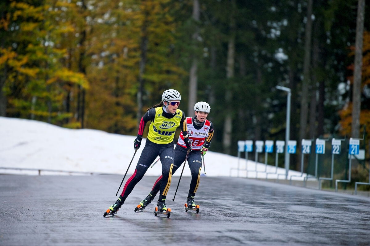Johanna Recktenwald und Emily Weiss mit Skirollern auf regennasser Strecke, Foto: Magdalena Hüfner