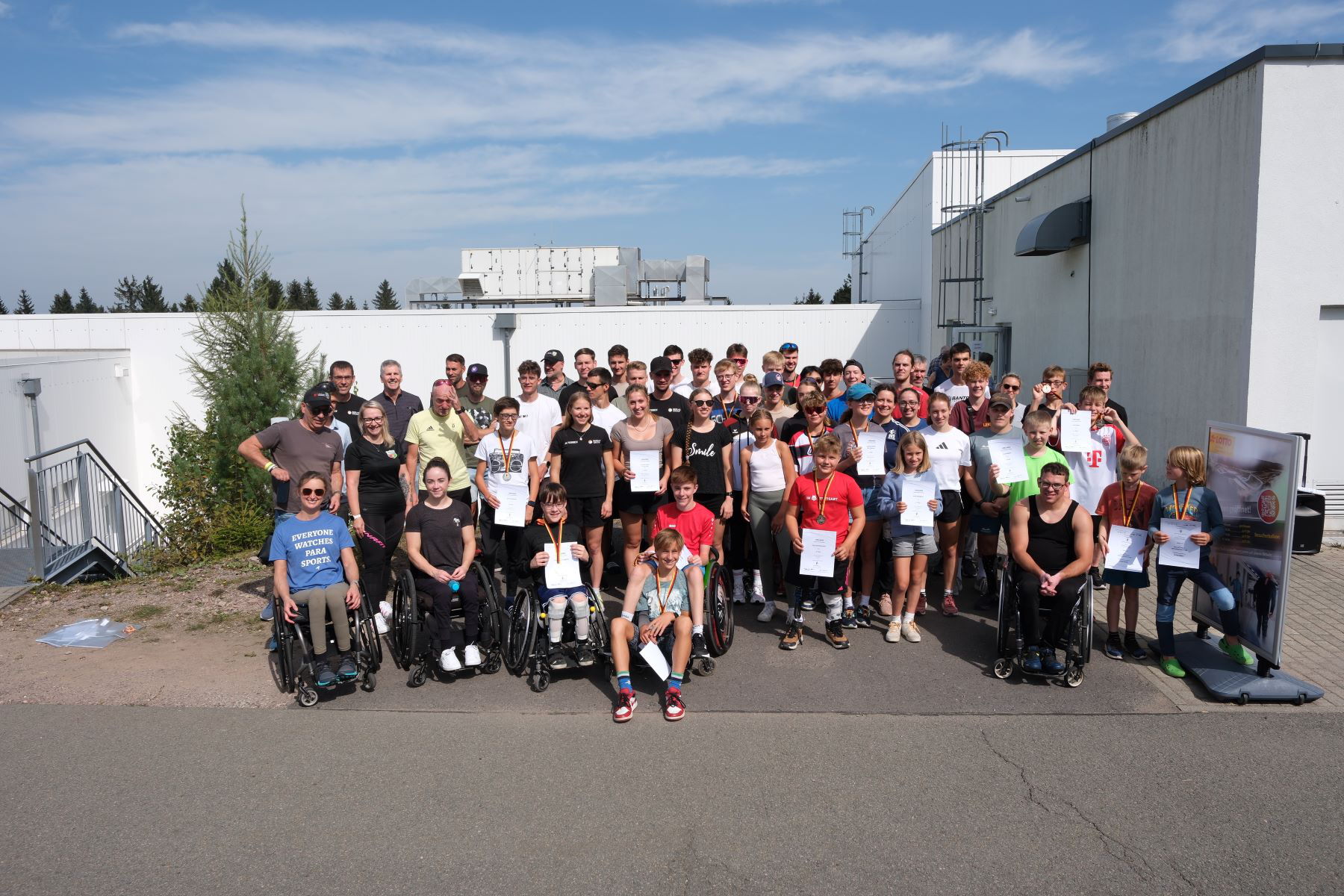 Gruppenbild vor der Halle in Oberhof, Foto: WSV Oberhof