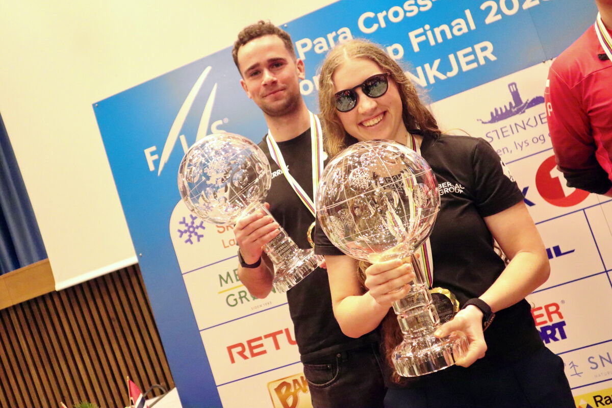 Leonie Walter und Christian Krasman mit ihren Gesamtweltcup-Trophäen, Foto: Lars Lilleby Macedo, Fagtrykk 2025