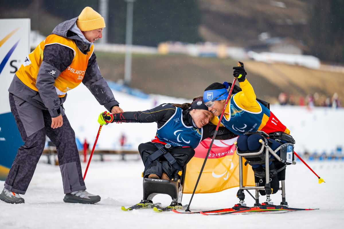 Anja Wicker im Ziel mit Physio Alexandra Schade und der Brasilianerin Aline dos Santos Rocha, Foto: Daniel Kopatsch/VOIGT/DBS