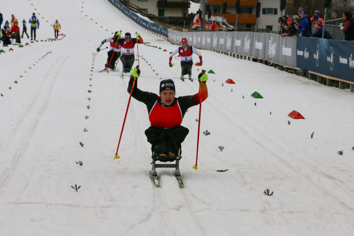 Anja Wicker beim Zieleinlauf im Sprint, Merle Menje kämpft dahinter um Bronze, Foto: newspower.it